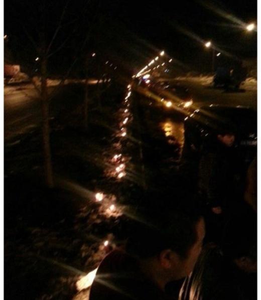3月5日,长春,市民在死去的婴儿家门口点燃蜡烛悼念死者.