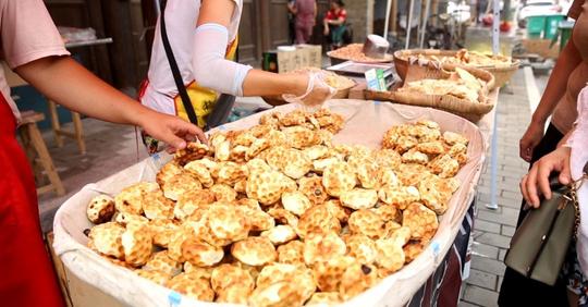 忻州大学生在古城美食一条街创业，胖哥香酥石头饼一级棒