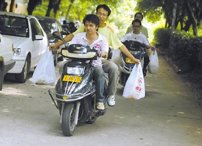 我市校园跑腿公司生意火开业首日接单300_