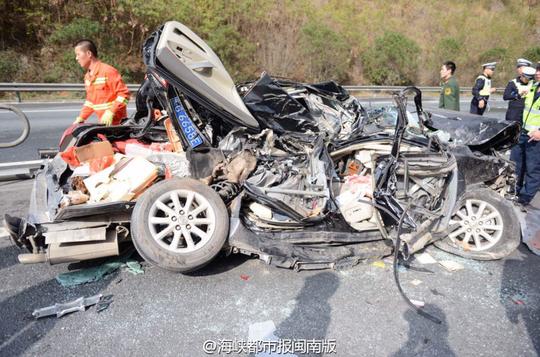 福建:高速9车连环相撞小女孩父母当场身亡