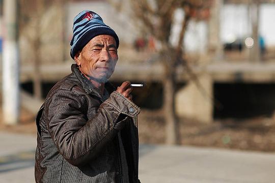 60多岁的农村老人,怎么还要外出打工挣钱?听听他们