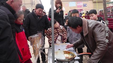 农村大爷大集卖糖画，靠精湛手艺一上午收入1500元，生意火爆