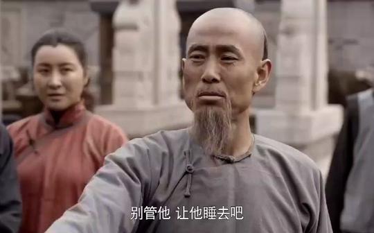 众人到城门口迎接巡抚于成龙，不料他正门不走，特意走偏门进城!