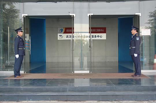 保安公司武汉同宁保安公司保安员在武汉制造业创业服务中心大楼站岗