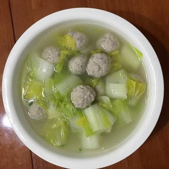 好吃的火锅丸子蔬菜汤