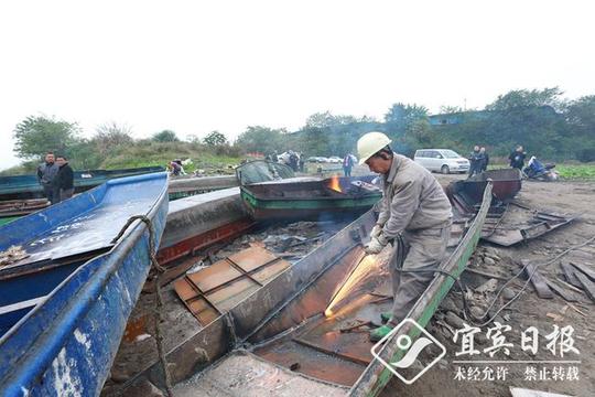 2019年11月，宜宾拆解报废回收渔船。