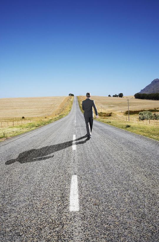 在公路上行走的男人+图片素材-生活人物-人物
