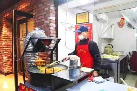 江湖人闻名遐迩的胖师傅豪华炒面,生意好到连满是油垢的凳子都一凳难