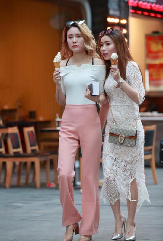 街拍:闺蜜团一起逛街,不同风格也能很搭,笑容比冰淇淋