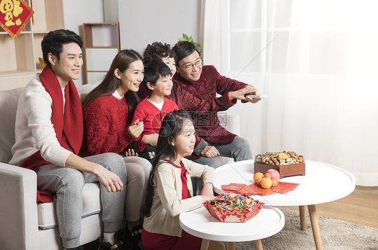 新年一家人一起看电视图片素材_免费下载_jpg