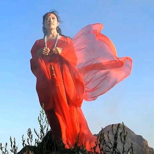 在老师和朋友的助力下,她完成了四百多部短视频的录制.