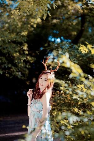 森林中的精灵清纯美女写真图片