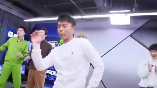 《我们的歌》李克勤跳复古迪斯科，周深乐了:嘴上说不要，身体却很诚实!