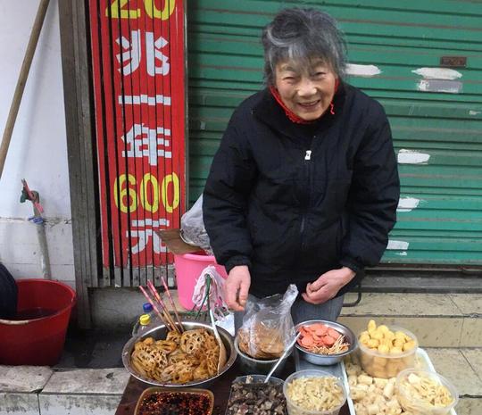 老奶奶摆摊卖小串串,二十多年坚持卖一毛钱一串,邓超都被她圈粉
