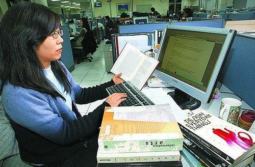 年关近缺钱用台湾逾9成白领想做兼职挣钱[图