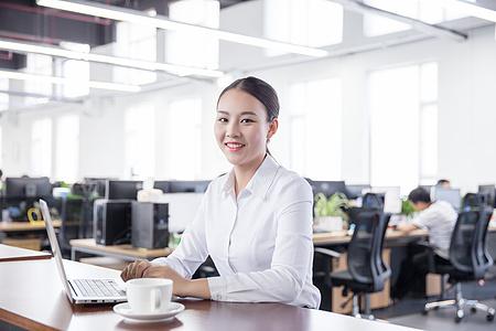 开放办公的商务职业白领女性图片下载