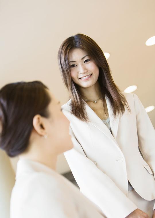 自信笑容的白领美女