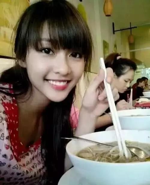 当老板娘弯腰上菜的时候,我瞬间明白这家饭店生意为什么这么好了
