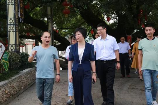 团市委副书记王珈珈,县委常委,副县长陈杰等陪同调研.