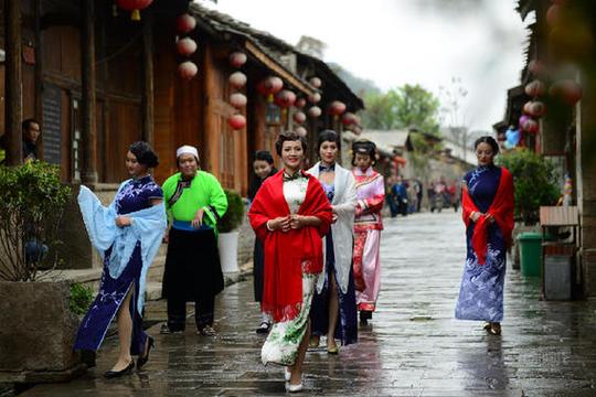 贵州安顺女子复古"民国风"引路人围观(图)