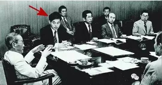 他12岁就被送到日本留学,和他被称为创业天才的爸爸李秉哲一样,先是