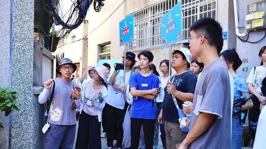 集美区第二届“手创青村”两岸青年乡创研学工作营启动。图为，两岸营员在探访创作中(主办方供图).jpg