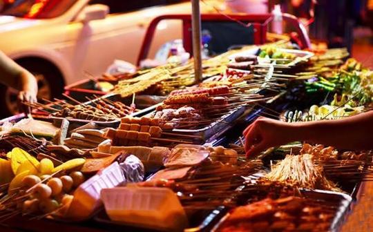 夜市摆摊卖什么最赚钱?2017年特色小吃的餐饮创业推荐