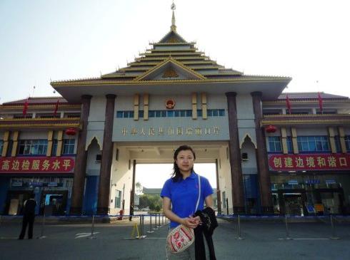 中缅边境,瑞丽口岸,穿过这道大门就是邻国缅甸.