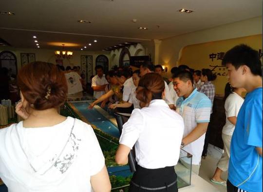 活动尚未开始展示接待中心便迎来大量客户,大家都被展示接待中心的