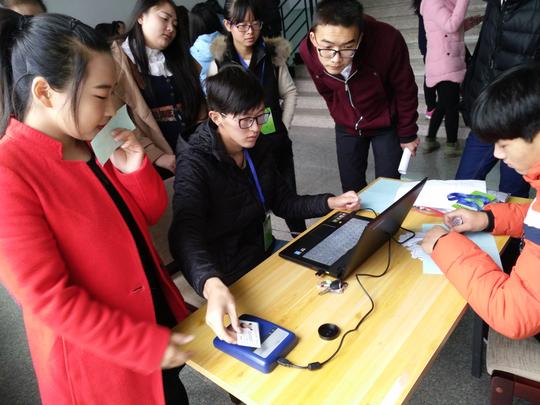 在学生处老师的带领下和大学生就业创业促进委员会150余名工作人员的