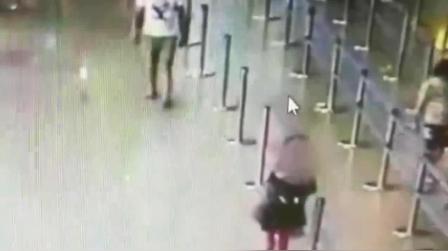醉酒女子机场撒泼拍视频扬言录视频传抖音
