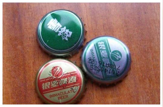 用假瓶盖来换取三块钱，从中牟取暴利，直接导致自己进了牢房!