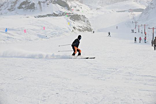 滑雪场滑雪的男人
