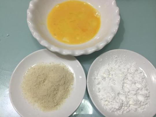 腌好后先在淀粉里面滚一下,再在鸡蛋液里面滚一下,最后裹上一层面包糠