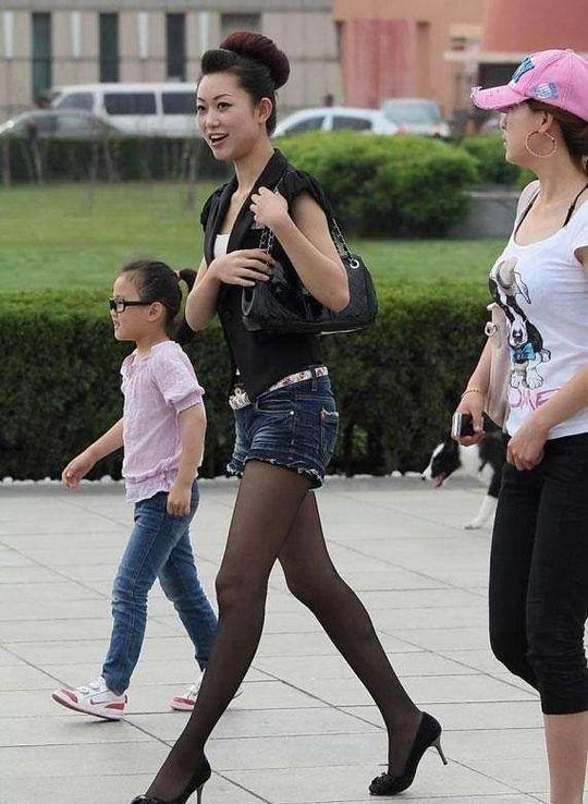 搞笑街拍:性感丰满的时尚辣妈,傲人身材引路人