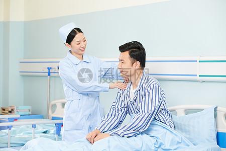 女护士帮病人做康复图片下载