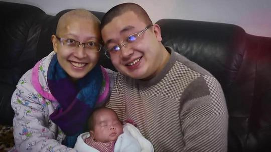 而在老公理发时,张丽君也偷着给老公录了一段视频,她说从生病到现在