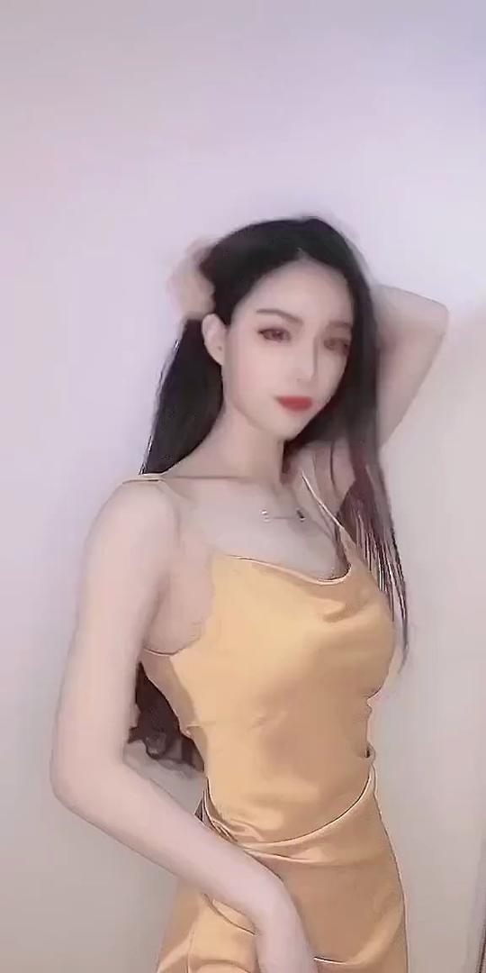 黄颜色衣服小姐姐随拍视频