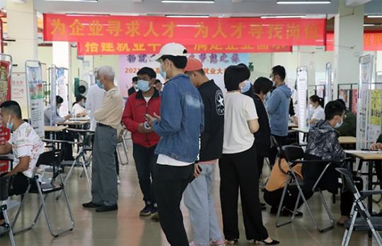 人才创业孵化基地内人潮涌动