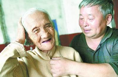 男子伺候瘫痪岳父18年照顾呆傻妻弟32年