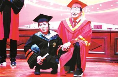 蹲着走路的大学生李创业毕业了打算边工作边考研