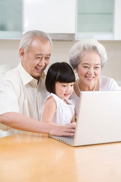 老人和孩子看电脑_图片大全—全景创意图库（quanjing.com）中国领先的正版图片视频素材网站