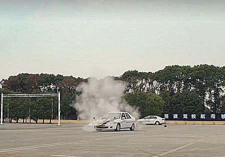 飞驰人生:最囧的4张图片，车盖“炸开花”不算啥，最后一张笑抽