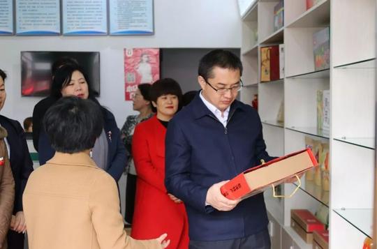 今早,临潼区长王浩和临潼10位女创客一起喝咖啡,聊创业!