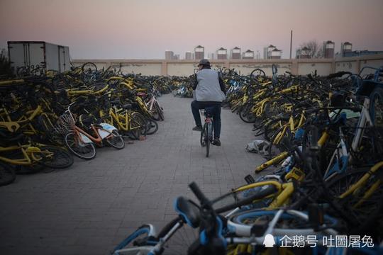 天津一地铁站外成共享单车坟场男子将小黄车涂成灰色