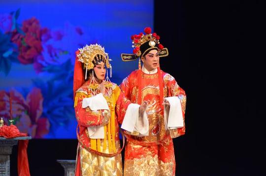 学生深入剧场后台,在工作人员的讲解中,了解粤剧不同行当角色化妆过程