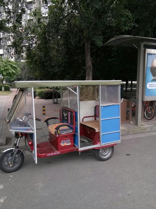 转让九成新拉客电动三轮车.