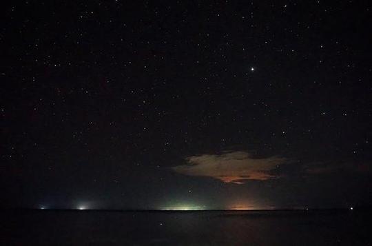 忧伤的夜晚,复习完各种手势后,我决定装起三脚架,拍些夜景排解下郁闷