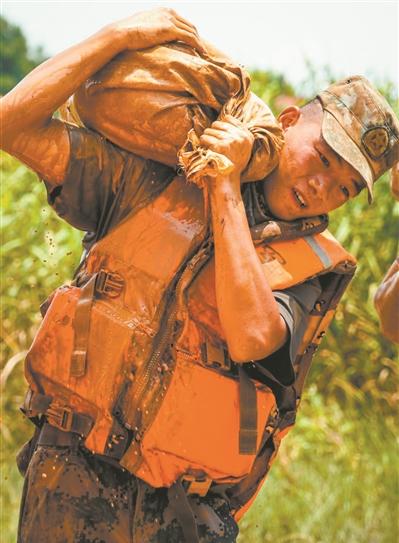 奋勇逆行鏖战洪魔--解放军和武警部队抗洪救灾影像