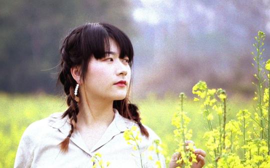 油菜花里的女孩